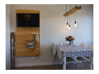 Esstisch und TV in der Inselblume 29