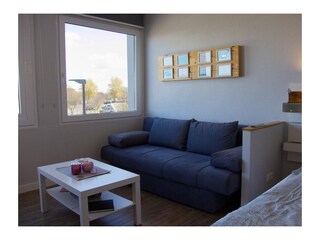 Doppelbett und gemütliche Couch