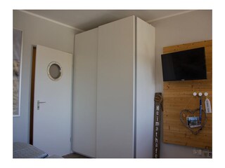Schrank im Wohnzimmer der Fewo