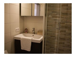 Dusche und Waschbecken in der Inselblume 29