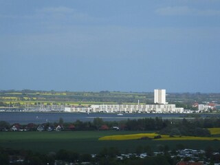 Blick von Fehmarnsundbrücke auf die Ferienanlage