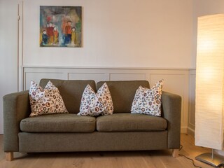 Sofa im separaten Wohn- und Fernsehzimmer