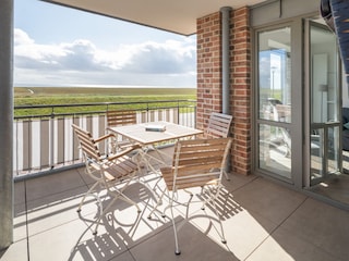 Balkon mit Blick aufs Watt