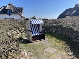 Sonnenkuhle mit eigenem Strandkorb