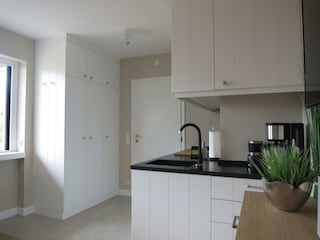 großer Kleiderschrank mit Laptop-Tresor