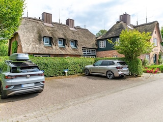 Blick zum Endhausteil mit vorgelagertem Parkplatz