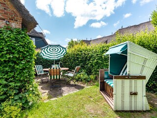 Sonnige und sichtgeschützteTerrasse (Strandkorb April b