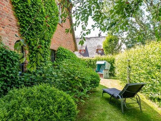 seitlicher Gartenbereich