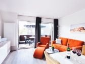 Wohnzimmer mit offener Küche und Südbalkon