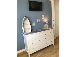 Schlafzimmer mit Einzelbetten / TV