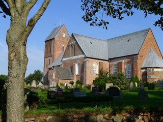 Gleich um die Ecke: die Dorfkirche