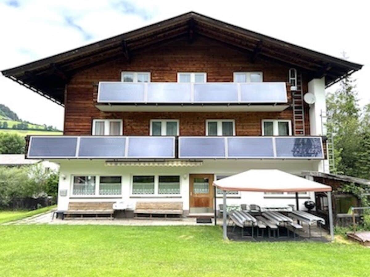 Überdachte Terrasse mit Sitzgelegenheiten und Pavillon