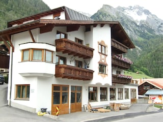 Stattliches Haus im Angesicht imposanter Berge