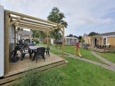 Chalets  mit eine erhöhte Terrasse auf Ferienpark