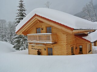 Haus tief im Schnee