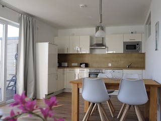 Essbereich mit voll ausgestatteter Küche