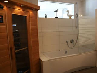 Badezimmer mit Sauna und Whirlpool