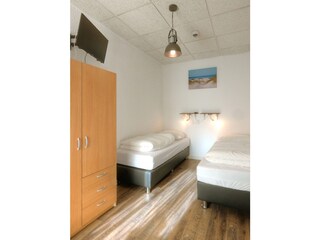 Links Schlaffzimmer 2 Einzelbetten