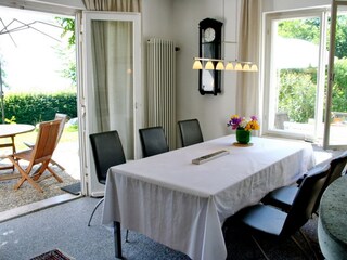 Esszimmer mit Zugang zur Terrasse