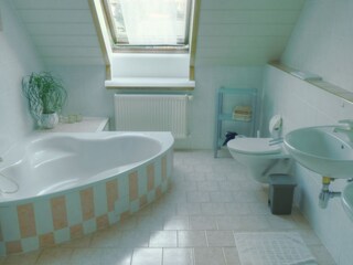 Bad mit Du/WC/Doppelwaschbecken/Wanne/Handtuchtrockner