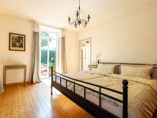 Schlafzimmer im EG mit Zugang zur privaten Terrasse