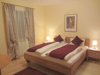 2. Schlafzimmer mit Massivbett