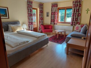 Grosses Schlafzimmer mit Boxspring und Sofa