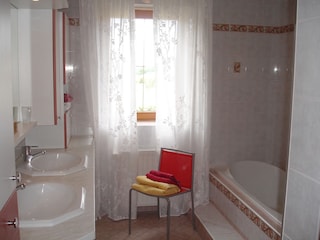 Bad mit Doppelwaschbecken, Dusche und Badew.