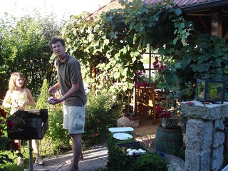 Grillen vor der Laube
