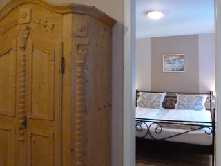 Dielenschrank mit Blick ins Schlafzimmer