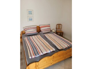 Doppelbett im Schlafzimmer 1