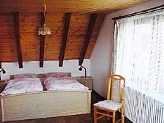 Das gemütliche Schlafzimmer mit Doppelbett