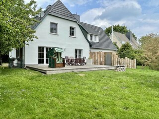 Terrasse mit Strandkorb und Garten