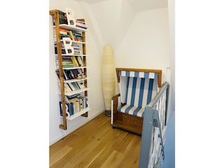 Bibliothek mit Kinderstrandkorb