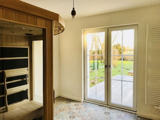 Ecksauna mit Ausgang zu Terrasse und Garten