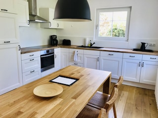 Zum Wohnzimmer offene Küche  mit moderner Ausstattung