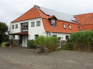 Eingangsbereich mit Parkplatz