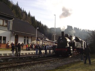 Nostalgische Dampflock am Katzhütter Bahnhof