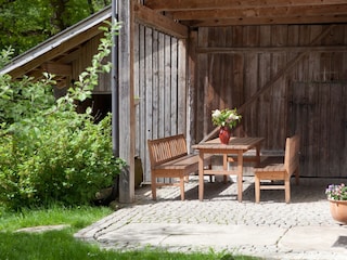 Terrasse mit wassergrand und Zugang zur Sauna