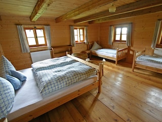 Vierbettzimmer im Obergeschoß - alles Holz