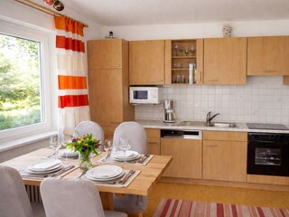 Küchenzeile mit Esstisch