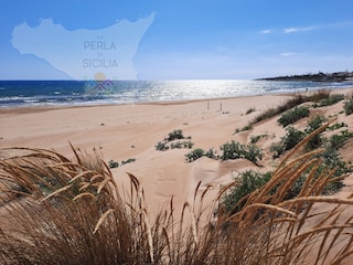 sandy beach in front Bungalow Park La Perla di Sicilia