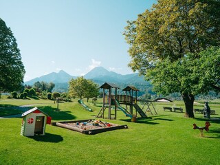 Am neuen Kinderspielplatz ... neben dem Stammhaus