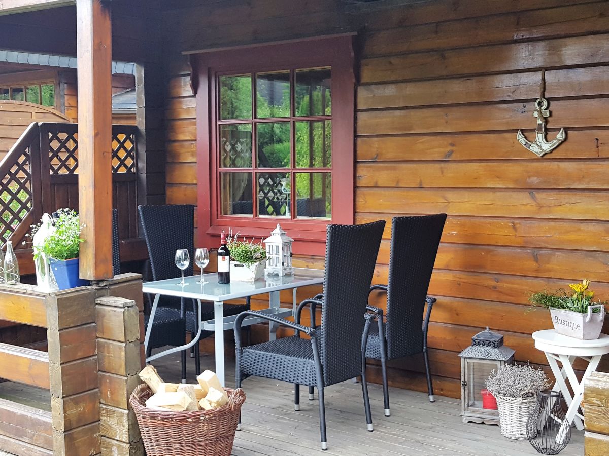 Finnische blockhaushälfte mit schöner terasse