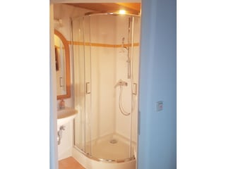 Runddusche im Minibad.