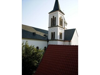 Die Ev. Saalkirche gleich nebenan.