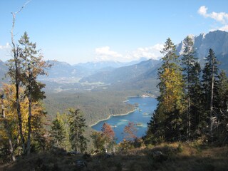 Blick über Eibsee ins Loisachtal