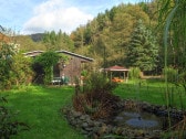 Blick über unseren kleinen Gartenteich zum Pool