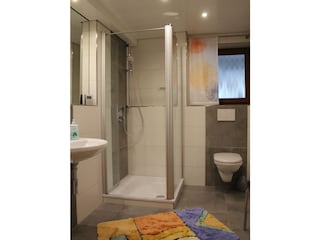Bad mit Dusche und WC
