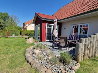 Terrasse mit Gartenmöbeln, Sonnenschirm, Grill